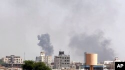 Pesawat-pesawat tempur Uni Emirat Arab melancarkan serangan bom terhadap Houthi Syiah di Yaman.