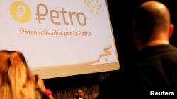 Logo Petro, mata uang digital Venezuela yang baru, terpampang pada saat Menteri Pendidikan Universitas, Ilmu Pengetahuan dan Teknologi Hugbel Roa berbicara kepada media dalam sebuah konferensi pers di Caracas, Venezuela, 31 Januari 2018. 