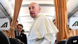 Le pape François discute avec des reporters à bord de son avion en plein vol vers la Suède, 31 octobre 2016.