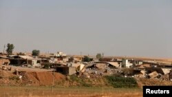 Perumahan penduduk di dekat bendungan kota Mosul di Irak (foto: dok).