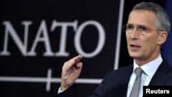 Sekretaris-Jenderal NATO Jens Stoltenberg berbicara kepada para wartawan pada pertemuan menteri pertahanan NATO di kantor pusat NATO di Brussels, Belgia, 8 November 2017. 