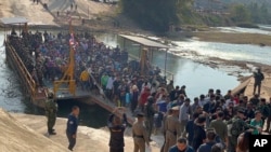 ภาพที่กองทัพไทยเผยแพร่ออกมาแสดงให้เห็นผู้คนกว่า 260 คนจาก 20 ประเทศที่เชื่อว่า ตกเป็นเหยื่อแก๊งอาชญากรรมคอลเซนเตอร์ในเมียนมา ก่อนจะได้รับความช่วยเหลือและส่งตัวมายังไทยเมื่อ 12 ก.พ. 2568