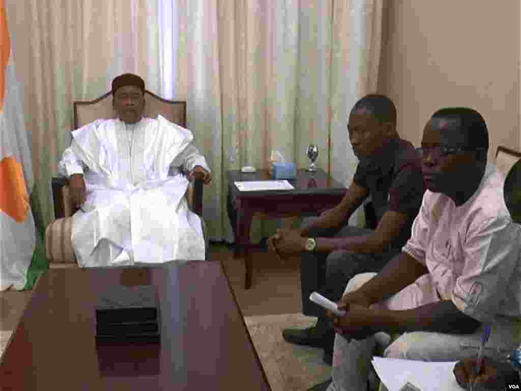 Shugaba Issoufou Muhamadou yana ganawa da wasu dalibai