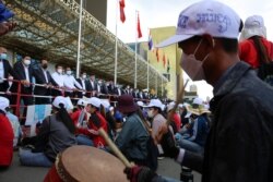 ក្រុមអតីតបុគ្គលិកណាហ្គាវើសលដ៍កំពុងធ្វើកូដកម្មនៅខាងមុខកាស៊ីណូណាហ្គាវើលដ៍ទាមទារឲ្យក្រុមហ៊ុនផ្តល់ដំណោះស្រាយលើការបញ្ឈប់បុគ្គលិក នាថ្ងៃទី២៨ ខែធ្នូ ឆ្នាំ២០២១។ (រូបថត៖ កាន់ វិច្ឆិកា/វីអូអេ)