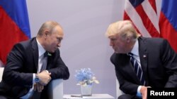 Predsednici Vladimir Putin i Donald Tramp na bilateralnom sastanku na samitu G20, 7. jula 2017.