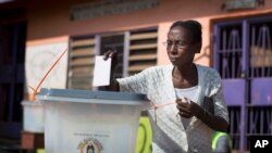 우간다 캄팔라 지역의 한 투표장에서 대통령 선거가 실시된 2월18일 시민이 투표를 하고 있다. 