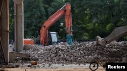 艾未未在北京的“左右”工作室被拆除后留下的瓦砾堆 （2018年8月4日） 