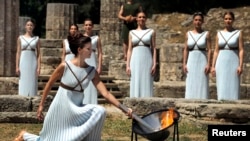 Prosesi penyalaan obor Olimpade 2016 di Olympia, Yunani (21/4). 