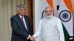 លោក​ Ranil Wickremesinghe នាយក​រដ្ឋ​មន្រ្តី​ស្រីលង្កា​ (រូប​ឆ្វេង) និង​លោក Narendra Modi នាយក​រដ្ឋ​មន្រ្តី​ឥណ្ឌា​ថត​រូប​នៅ​ក្នុង​កិច្ចប្រជុំ​របស់​លោក​នៅ​ក្នុង​ក្រុង​ញូវដេលី ប្រទេស​ឥណ្ឌា​ កាលពី​ថ្ងៃទី១៥ ខែកញ្ញា ឆ្នាំ២០១៥។