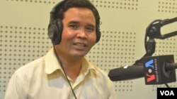  លោក អ៊ូច ឡេង អ្នក​ឃ្លាំ​មើល​បញ្ហា​ធនធាន​ធម្មជាតិ​និង​បរិស្ថាន​ក្នុង​ប្រទេស​កម្ពុជា ចូល​រួម​ជា​វាគ្មិន​ពិភាក្សា​អំពី​ផល​ប៉ះពាល់​នៃ​ការ​ហិនហោច​នៃ​ព្រៃ​ឈើ​នៅ​ក្នុង​ប្រទេស​កម្ពុជា នៅ​ក្នុង​កម្មវិធី​ហេឡូវីអូអេ​ពិសេស​មួយ​កាល​ពី​ថ្ងៃ​អង្គារ​ទី​១០ ខែ​កុម្ភៈ ឆ្នាំ​២០១៥។ (លឹម សុធី/VOA)