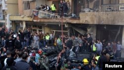 Warga berkumpul di sekitar lokasi ledakan bom di wilayah Haret Hreik, di selatan Beirut, ibukota Lebanon (21/1).