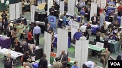 Para pencari kerja Amerika memadati sebuah bursa karir di Cleveland State University, negara bagian Ohio (foto: dok). 