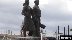 波罗的海国家立陶宛首都维尔纽斯的一名工人正在拆除前苏联时代的一座雕塑。（2015年7月20日）