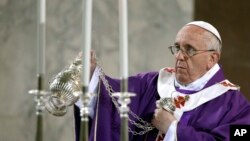 Pope Francis blesses the altar during the Ash Wednesday mass at the Santa Sabina Basilica in Rome, March 5, 2014.