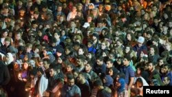 Mahalliy matbuotning yozishicha, 23 yoshli Dia Barakat, uning rafiqasi, 21 yoshli Yusor Abu Salha va singlisi, 19 yoshli Razan Abu Salhaning dafn marosimiga minglab odamlar kelgan.