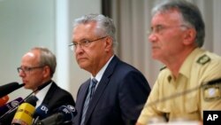 یواخیم هرمان وزیر داخلۀ ایالت بایرن (وسط) راجع به رویداد آنسباخ به خبرنگاران معلومات میدهد