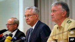 Le Ministre de l'Intérieur de Bavière, Joachim Herrmann (au centre) le lundi 25 juillet 2016.