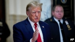 Donald Tramp govori ispred Vrhovnog suda u Njujorku, 7. decembra 2023. (Foto:AP/Eduardo Munoz Alvarez)