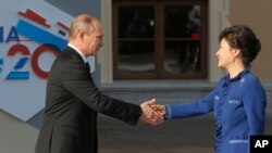 블라디미르 푸틴 러시아 대통령과(왼쪽) 박근혜 한국 대통령이 지난 9월 주요 20개국(G20) 정상회의가 열린 러시아 상트페테르부르크에서 만나 악수하고 있다.