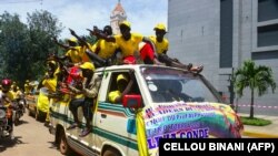 Des partisans du président Alpha Condé dans un bus à Conakry en pleine campagne électorale, le 8 octobre 2020.