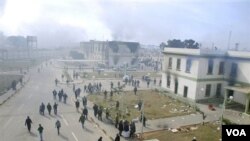 Gedung pasukan keamanan Libya di Benghazi terbakar, Senin (21/2). Demonstran mengklaim telah menguasai kota terbesar kedua di Libya itu.