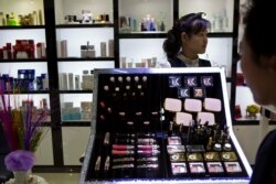 지난 2013년 5월 북한 평양의 해당화관(Haedanghwa Service Complex) 매장에서 수입품을 팔고 있다.