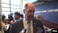 테드 요호 하원 외교위원회 동아태소위원장이 18일 VOA 기자의 질문에 답하고 있다.