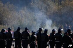 Policija ne dozvoljava migrantima da na prelazu Maljevac kod Velike Kladuše uđu u Hrvatsku, 25. oktobar 2018.