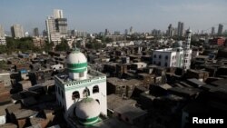 Masjid terlihat di tengah-tengah gubuk di Dharavi, salah satu daerah kumuh terbesar di Asia, selama penguncian nasional untuk memperlambat penyebaran COVID-19, Mumbai, India, 7 April 2020. (Foto: REUTERS/Francis Mascarenhas)