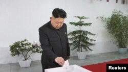 Pemimpin Korea Utara Kim Jong Un ambil bagian dalam pemilihan deputi Majelis Rakyat Tertinggi di Pyongyang (9/3). (Foto: Reuters/KCNA)