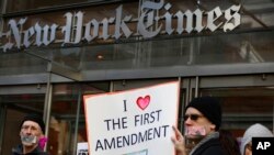 Demonstranti ispred sedišta "Njujork tajmsa" nose plakate u znak solidarnosti sa novinarima, 26. februara 2017. godine