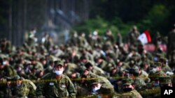 지난해 5월 일본 육상자위대원들이 시즈오카현 고텐바의 히가시-후지 사격장에서 진행된 실사격 훈련에 참가했다.