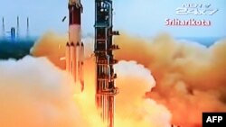 TV India menyiarkan peluncuran pesawat PSLV-C25 yang membawa wahana penjelajah Mars Orbiter dari fasilitas peluncuran roket Sriharikota, India hari Selasa sore (5/11). 