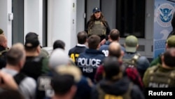 AQSh Ichki xavfsizlik vaziri Kristi Noem (markazda) mamlakat hujjatsiz migrantlardan tozalanadi, deya bong urmoqda 