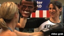 Klub olahraga di Washington DC membuka kelas bertema politik, dan peserta dapat meninju kandidat presiden. (VOA)