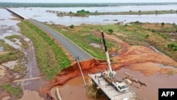 Le pont entre les villes mozambicaines de Mocuba et Maganja da Costa dans la province de Nampula est endommagé par les inondations. (INGD/ Institut national mozambicain de gestion des risques de catastrophe).