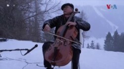 Виолончелистот Јо-Јо Ма одржа перформанс на отворено во Давос