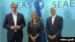 Arhiva - Predsednici Srbije i Kosova, Aleksandar Vučić i Hašim Tači, sa šeficom evropske diplomatije Federikom Mogerini u Briselu.