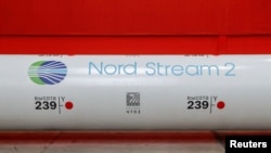 Logo dari proyek jalur pipa gas Nord Stream 2 tampak pada pipa di pabrik pembuatan pipa Chelyabins yang dimiliki oleh ChelPipe Group Chelyabinsk, Rusia, pada 26 Februari 2020. (Foto: Reuters/Maxim Shemetov)