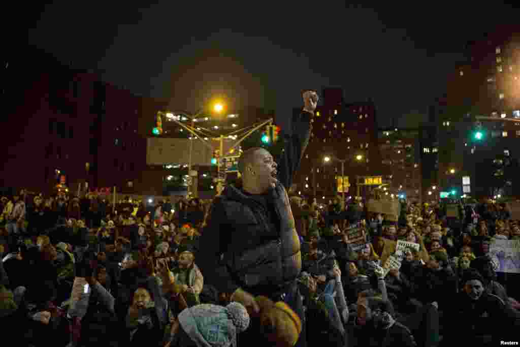 Para pengunjuk rasa berkumpul di Manhattan saat ratusan lainnya memadati jalanan kota New York, menyerukan keadilan atas kematian Eric Garner (5/12)