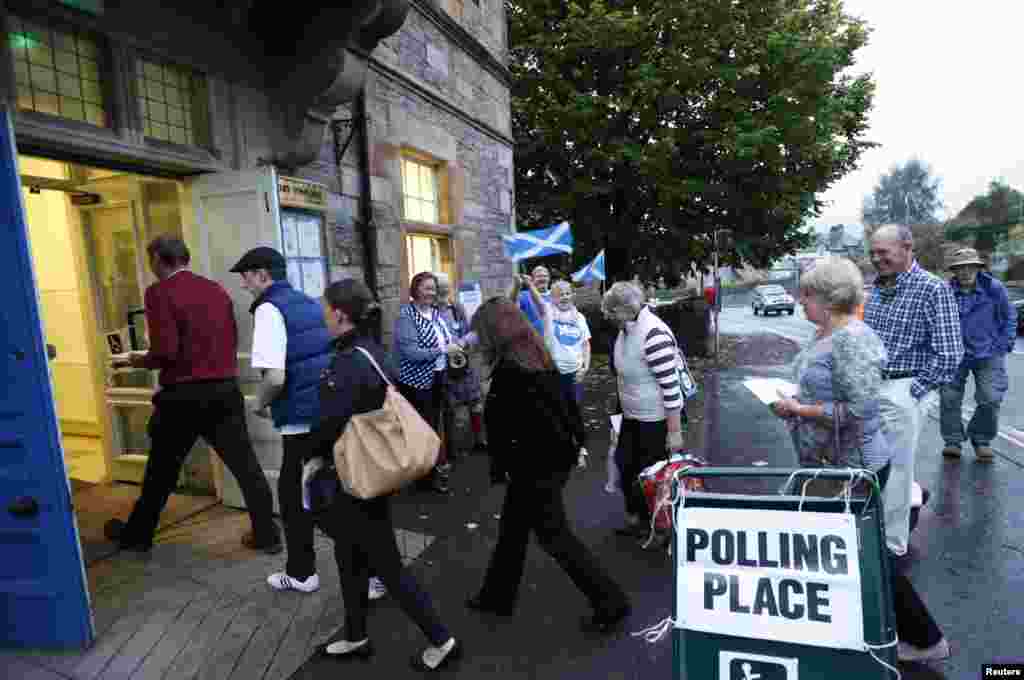 Voters enter a polling station in Pitlochry, Scotland, Sept. 18, 2014.