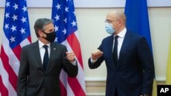 6일 우크라이나 키예프를 방문한 토니 블링컨 미국 국무장관(왼쪽)이 데니스 슈미갈 우크라이나 총리와 회담에 앞서 인사를 나누고 있다.