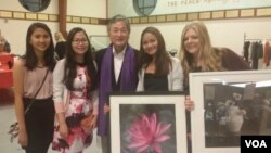 រូបថត​អនុស្សាវរីយ៍​របស់​អ្នក​ចូលរួម​ជាមួយ​នឹង​លោក Kenro Izu ស្ថាបនិក និង​ជា​ប្រធាន​នៃ​អង្គការមិត្ត​គ្មាន​ព្រំដែន​នៅ​ក្នុង​កម្មវិធី​រៃ​អង្គាស​ថវិកា​ដែល​ប្រារព្ធ​ធ្វើ​ឡើង​នៅ​រដ្ឋ New Jersey កាល​ពី​ថ្ងៃទី១០ ខែ​តុលា ឆ្នាំ​២០១៥ កន្លង​ទៅ​នេះ។ (VOA Khmer)