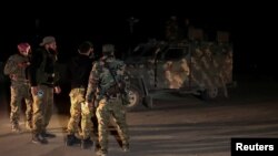 Pasukan Suriah menaiki kendaraan militer menuju Latakia, Kamis, 6 Maret 2025, setelah para kombatan yang terkait mantan Presiden Bashar al-Assad yang digulingkan melancarkan serangan mematikan terhadap pasukan pemerintah. (Foto: Mahmoud Hassano/Reuters)