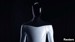 ربات انسان‌نمای تسلا معروف به «تسلا بات» یا «آپتیمس»