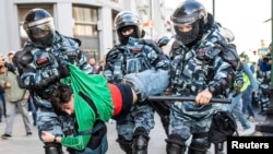 Policija u Moskvi privodi učesnika protesta, 10. avgust 2019