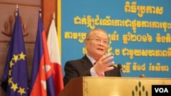 រូបភាព​ឯកសារ៖ លោក ស៊ិក ប៊ុនហ៊ុក ប្រធាន​គណៈ​កម្មការ​រៀប​ចំ​ការ​បោះឆ្នោត គ.ជ.ប នៅ​ក្នុង​ពិធី​ប្រកាស​ផ្លូវការ​ពី​ការ​ចុះ​ឈ្មោះ​បោះឆ្នោត​តាម​ប្រព័ន្ធ​កុំព្យូទ័រ ​ក្នុង​រាជធានី​ភ្នំពេញ​កាលពី​ថ្ងៃទី​១៨ ​ខែ​សីហា ​ឆ្នាំ​២០១៦​។ (VOA)