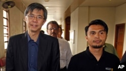 FILE - Malaysian opposition leader Tian Chua, left, and student activist Safwan Anang arrive at a court house in Kuala Lumpur, Malaysia, May 29, 2013. 