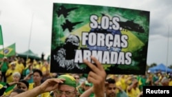 자이르 보우소나루 브라질 대통령 지지자들이 7일 수도 브라질리아 국방부 청사 앞에서 대선 결선투표 결과에 항의하는 시위를 하고 있다. (자료사진)