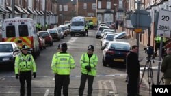 Polisi Inggris memblokade jalan dalam operasi penangkapan tersangka teror di Birmingham (foto: dok).